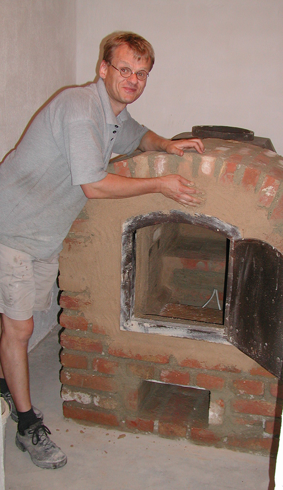 Stove fitter Bernhard Königsbauer building the kiln stove.
