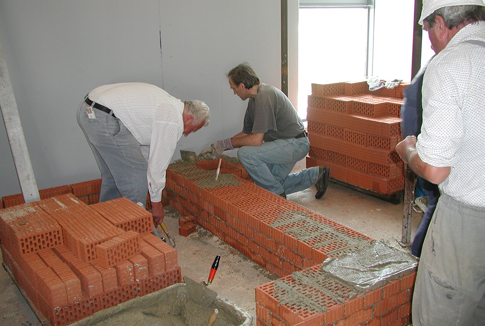 The former chairman of our museum association, Hans Sommerer (right in the picture), helps to build the kiln walls with his own hands.