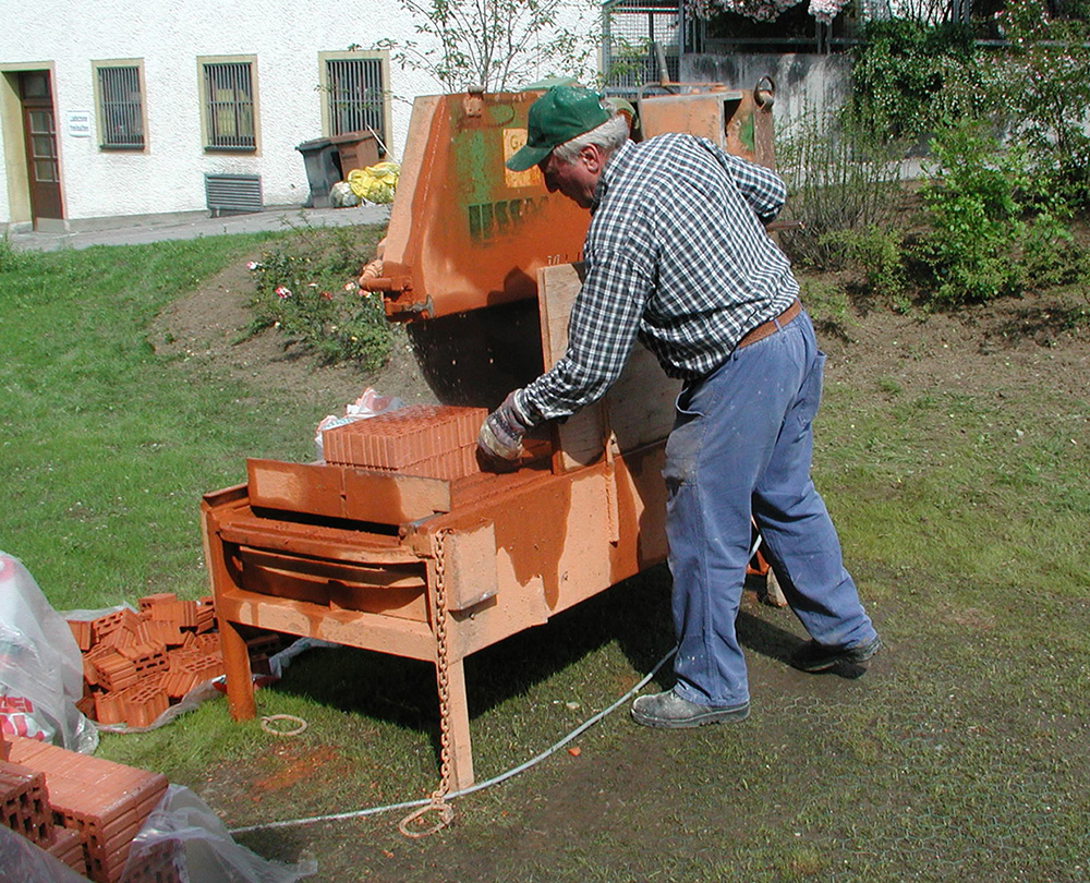 Hop farmer, Gstanzlsänger (traditional singer) and stone cutter: Fritz Winter, honorary member of the museum association.