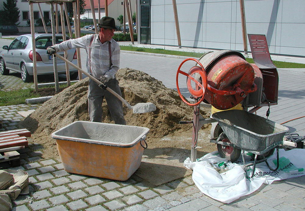 At the cement mixer: Rudi Pfab, long-time board member of the museum association and retired hop grower.
