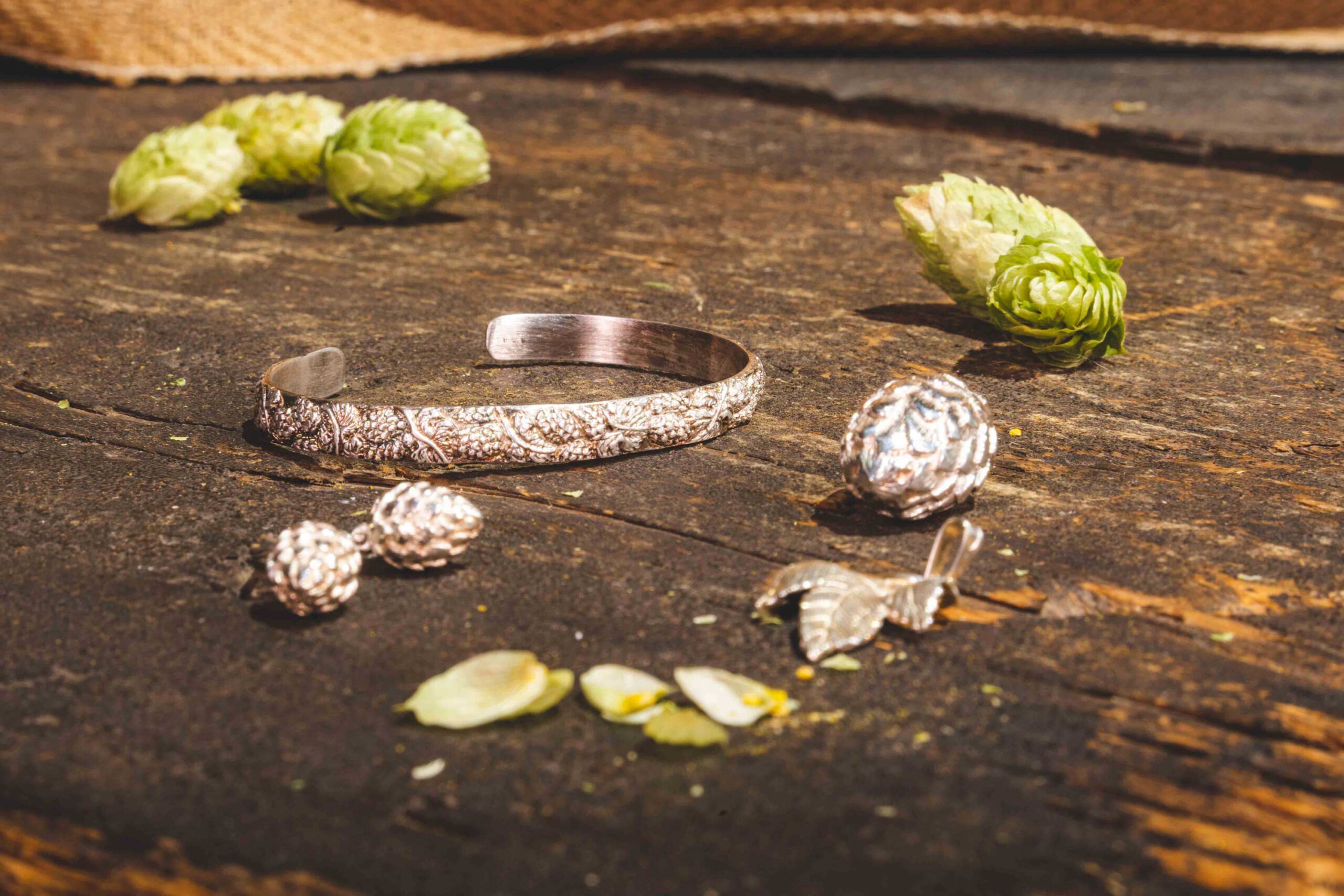 Jewelry with hop decoration