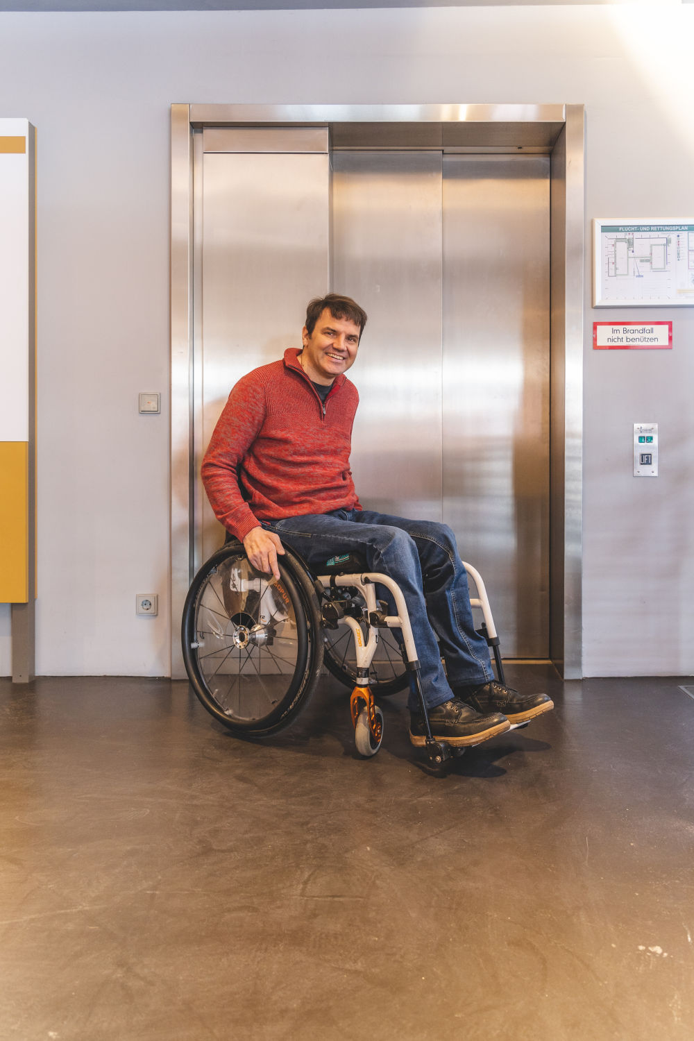 Wheelchair user in the German Hop Museum