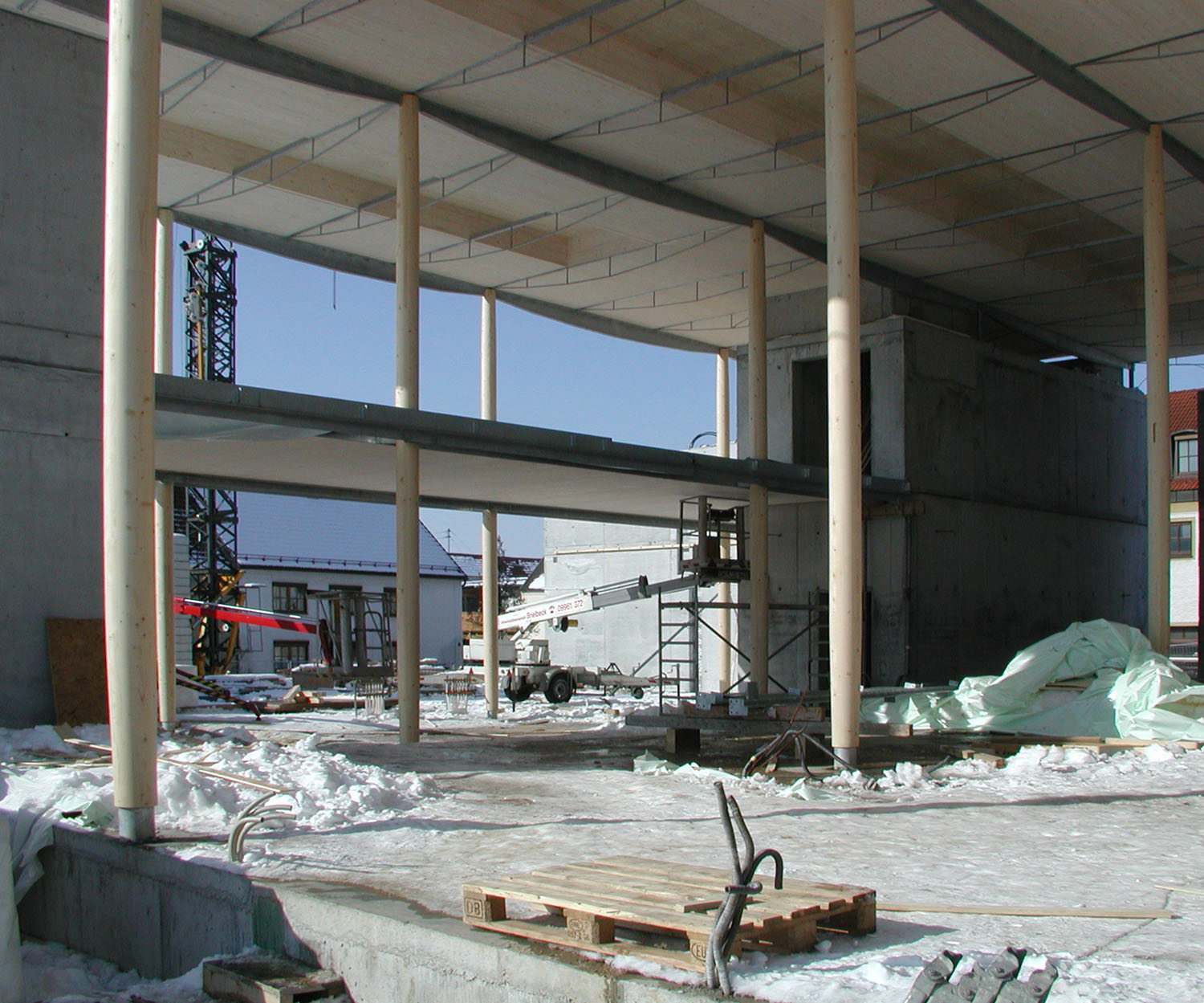 Das ist der Innen-Raum vom Museum.
Die Fenster fehlen noch.
Draußen hat es geschneit. Deshalb liegt am Boden Schnee.