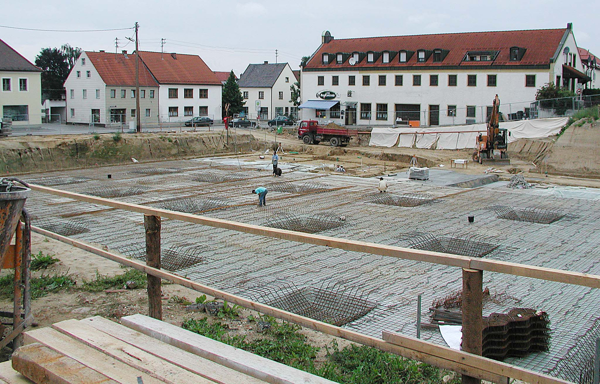 Auf diesem Platz 
bauen die Bau-Arbeiter das Museum.