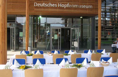 Vorplatz des Museums mit eingedeckten Tischen