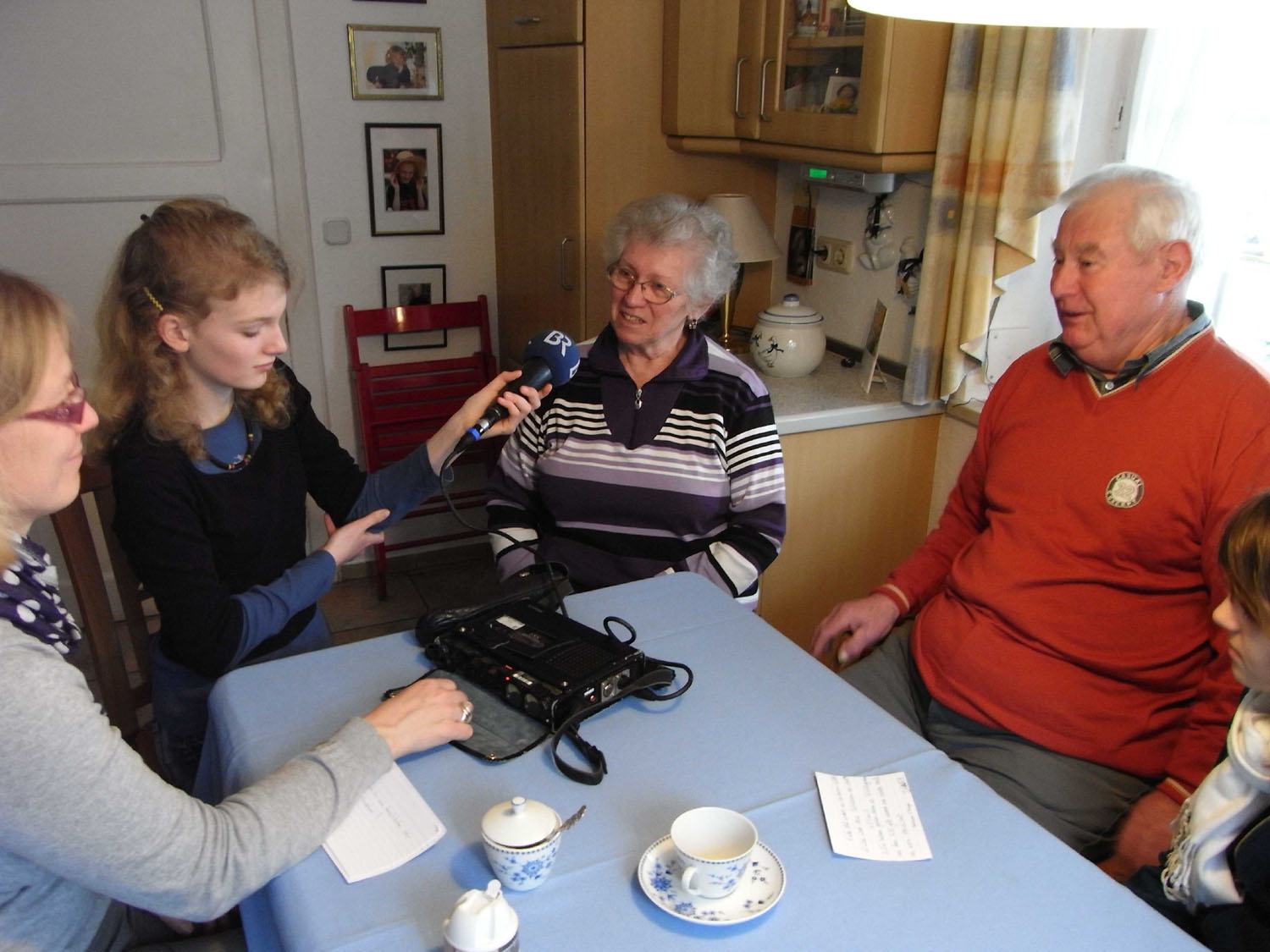 Schülerin interviewt ihre Großeltern für den Audio-Guide des Museums