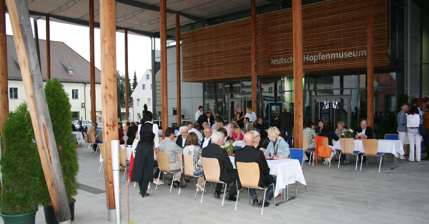 Mittagessen am Museumsvorplatz mit Bankettbestuhlung