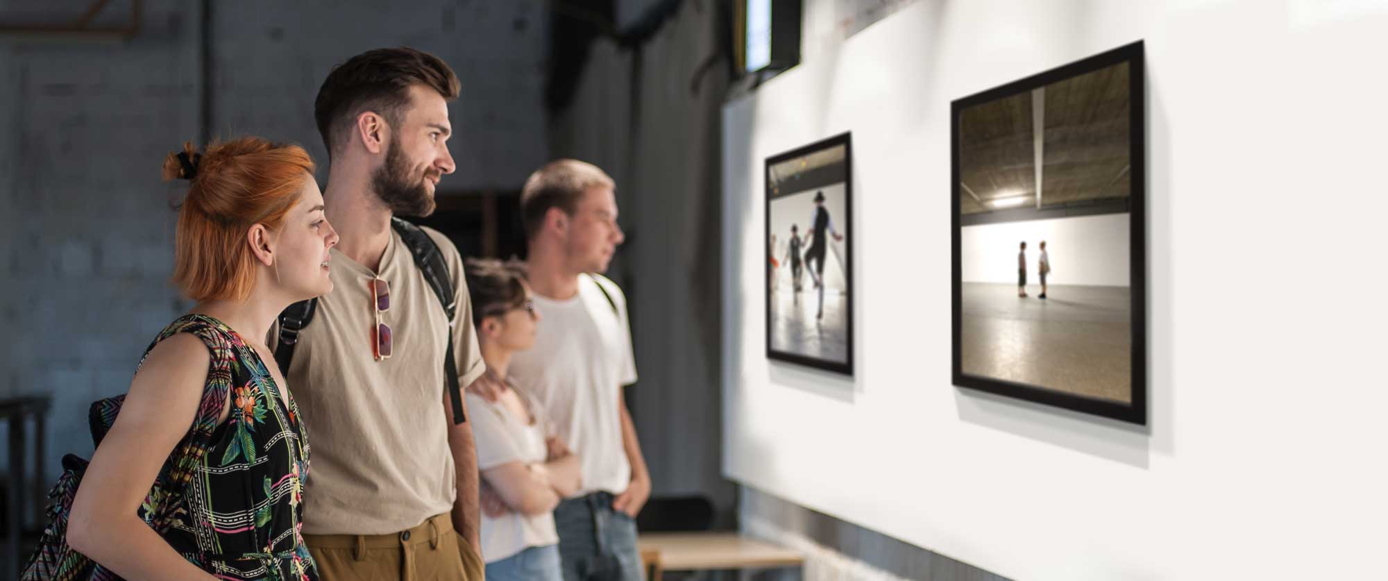 Besucher betrachten Bilder in der Kunstgalerie des Museums