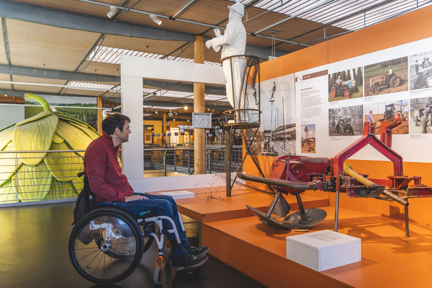 Rollstuhlfahrer im Deutschen Hopfenmuseum