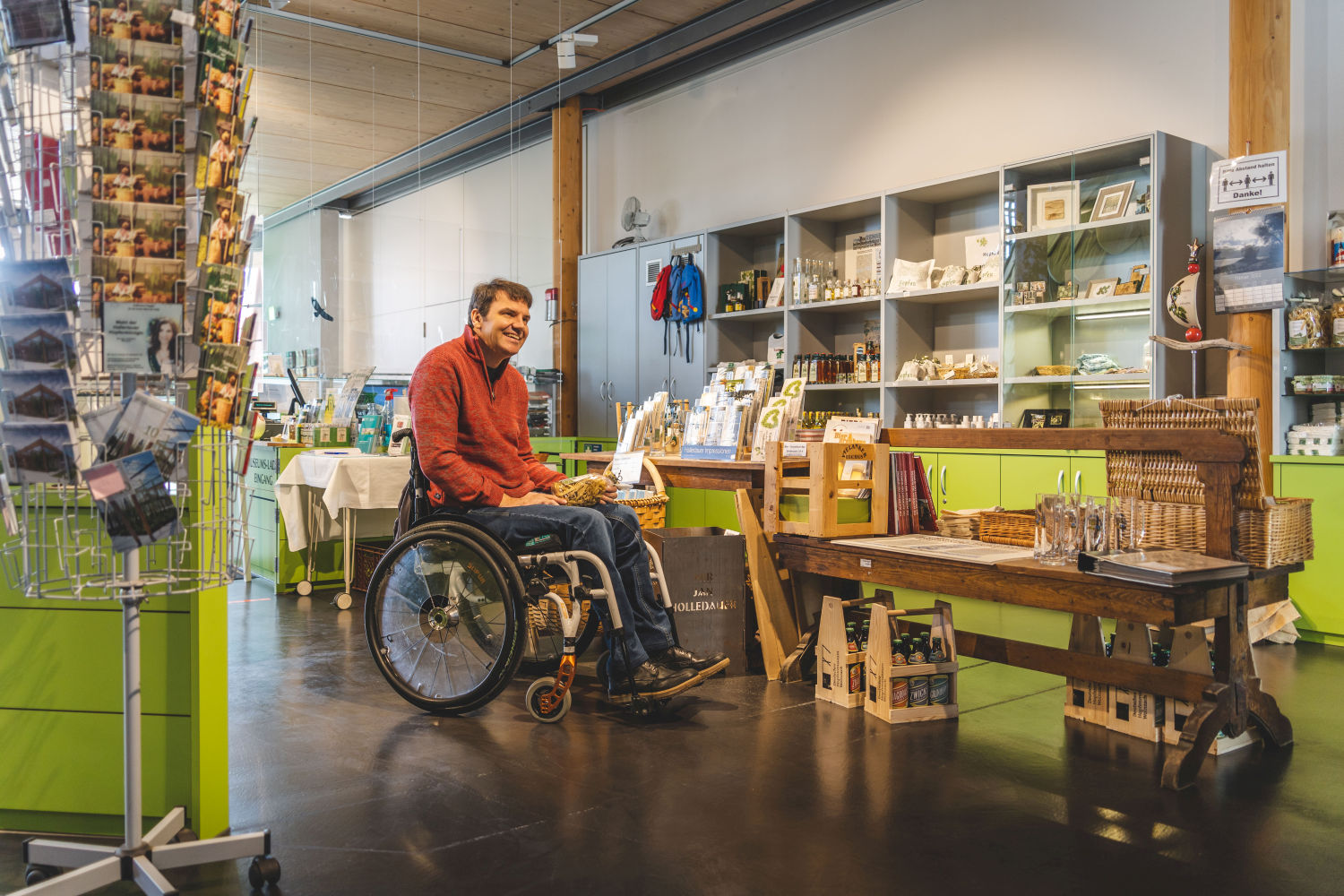 Rollstuhlfahrer im Shop des Deutschen Hopfenmuseums
