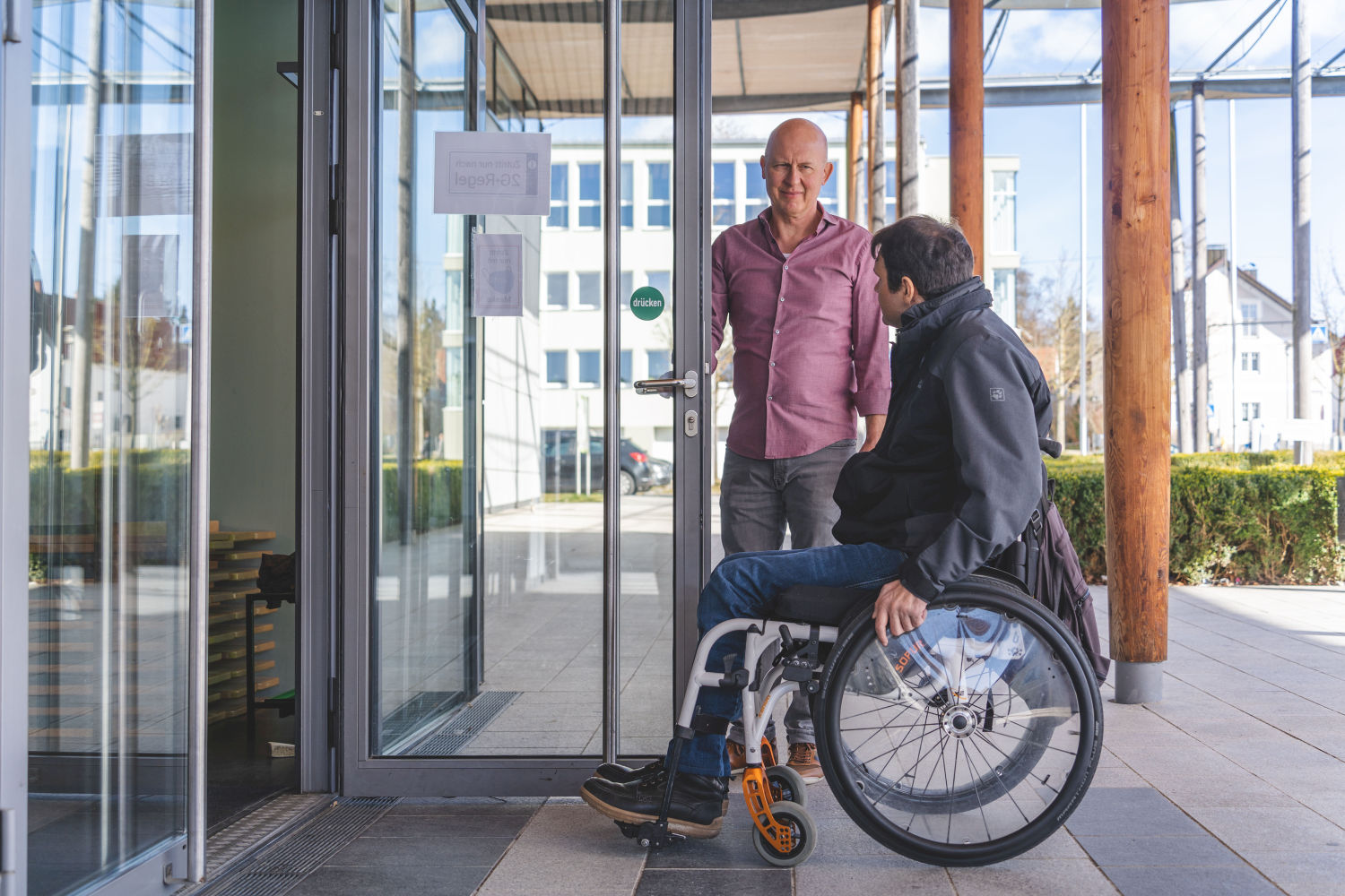 Rollstuhlfahrer am Eingang des Deutschen Hopfenmuseums