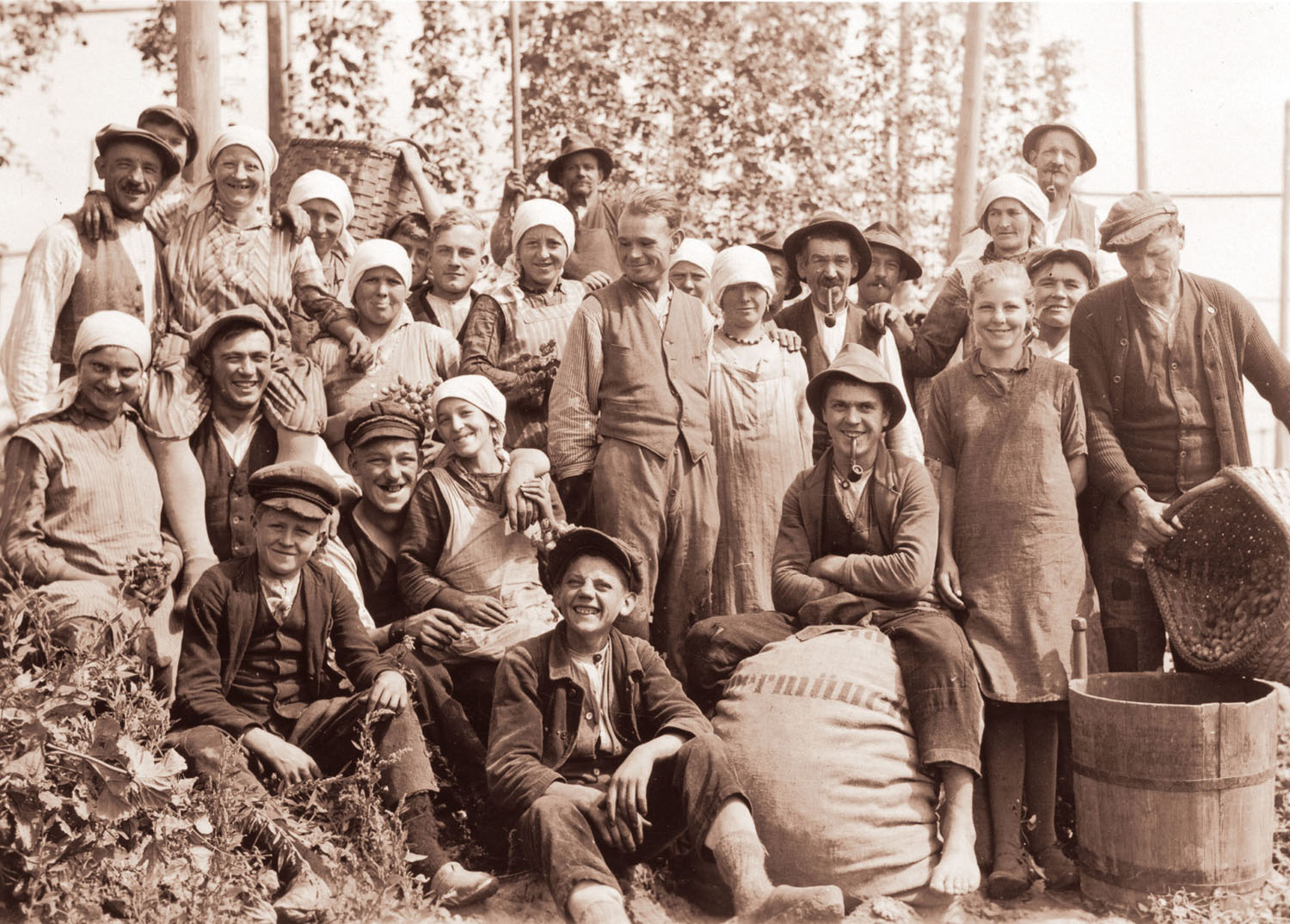 Gruppe von Hopfenzupfern, 1931 in Obermünchen (Hallertau)