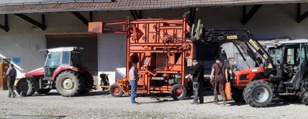 Transport der Allaeys Compact Pflückmaschine ins Hopfenmuseum