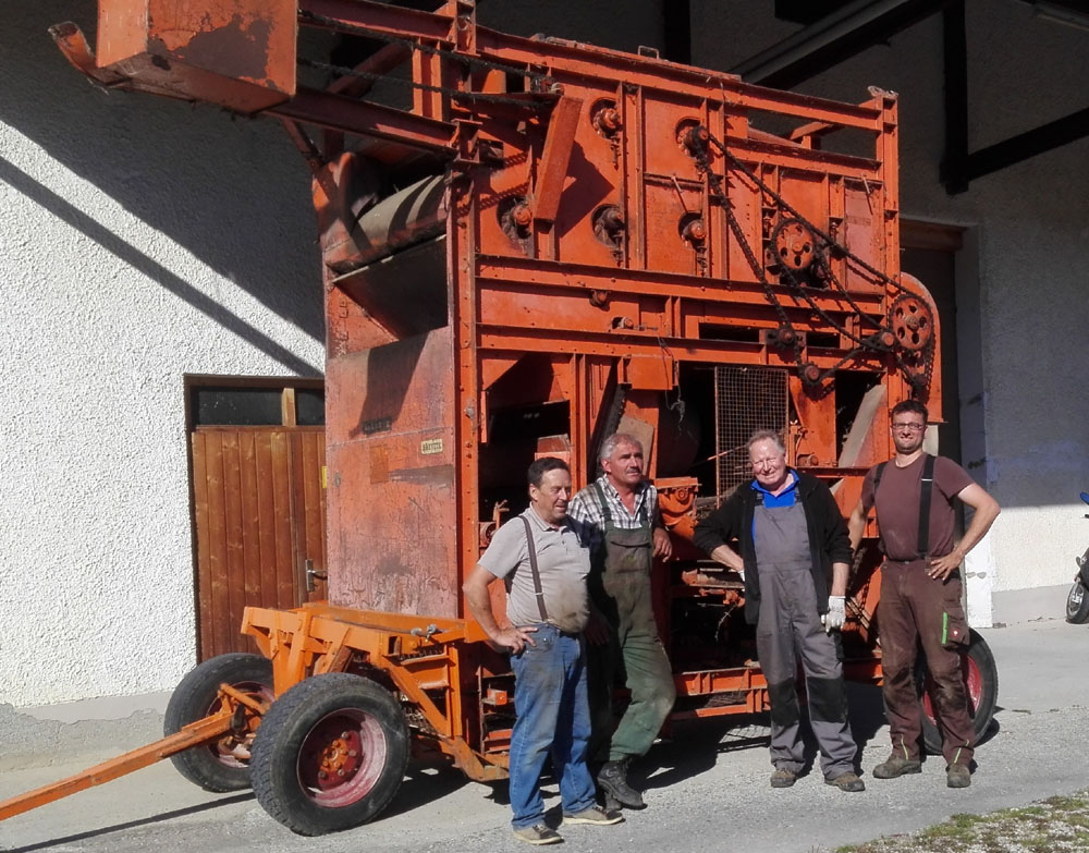 Transport der Allaeys Compact Pflückmaschine ins Hopfenmuseum