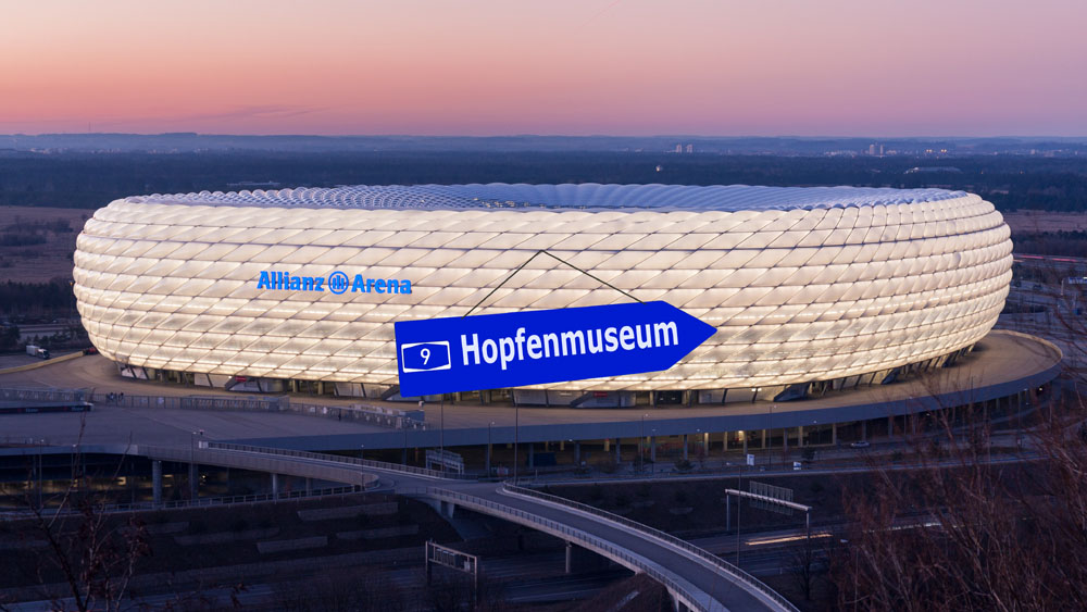 Allianzarena mit Hinweisschild