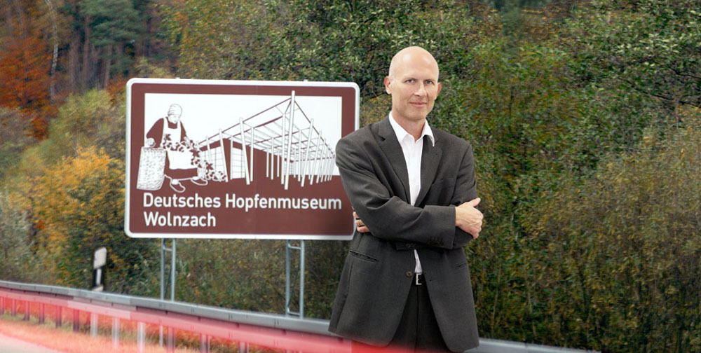Das touristische Hinweisschild für das Deutsche Hopfenmuseum