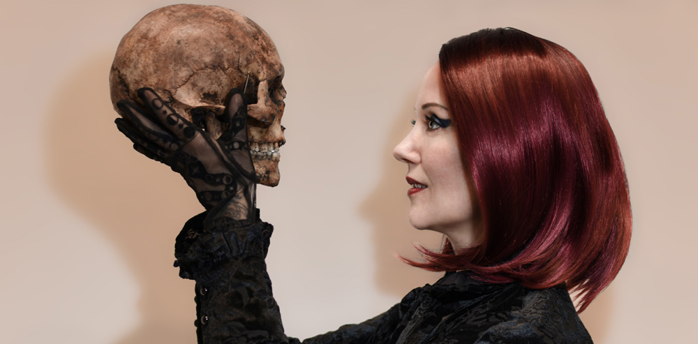 Judith Brauneis mit Totenkopf