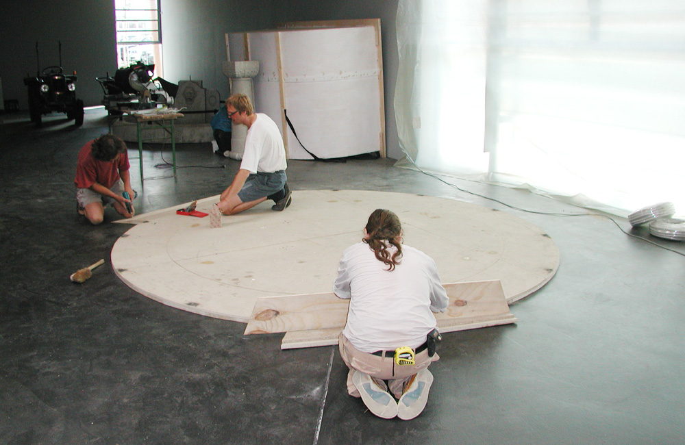 Der Beginn: die Bodenplatte wird verlegt.