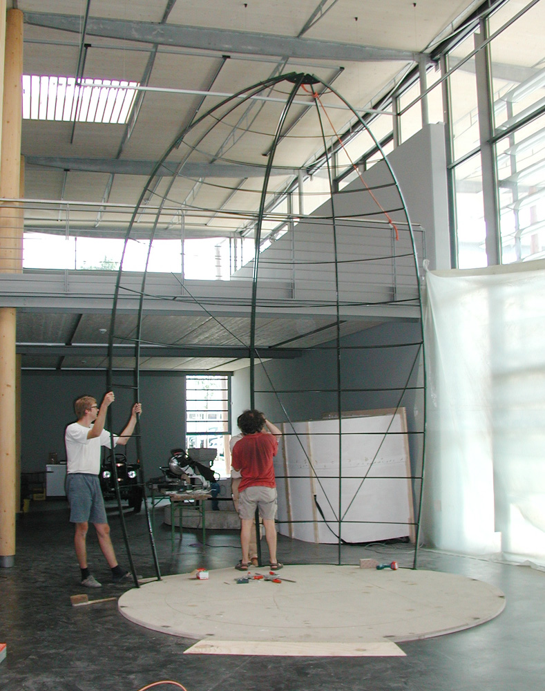 Das Innengerüst wird aufgestellt. 