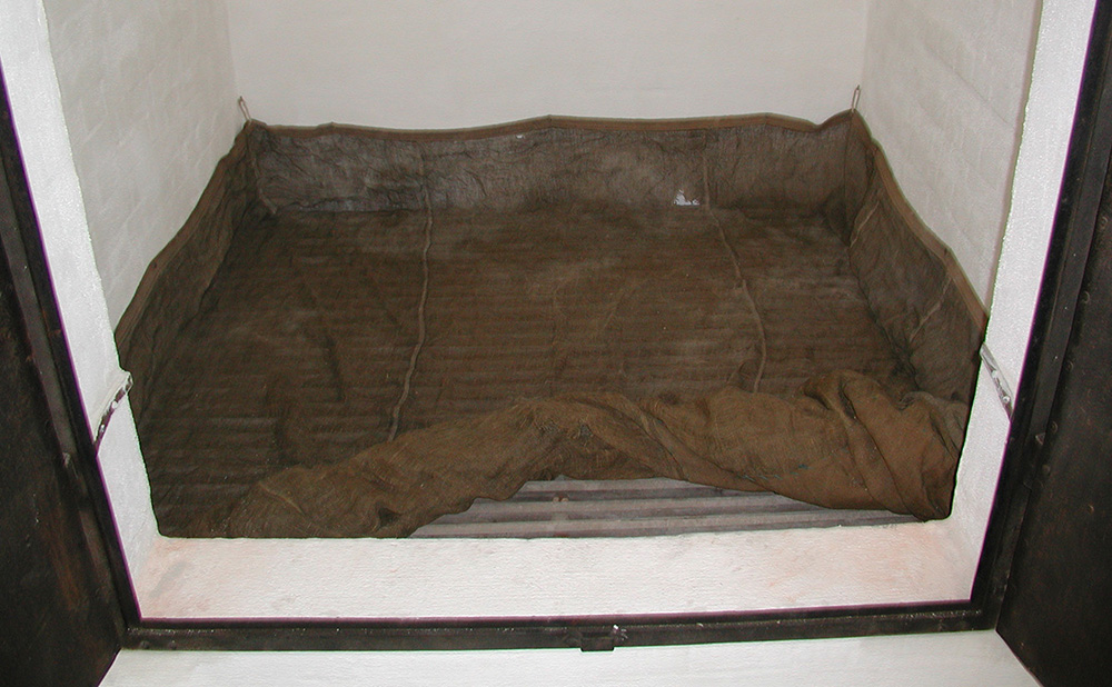 Der Trockenraum mit hölzernem Lattenrost und Darrtuch.