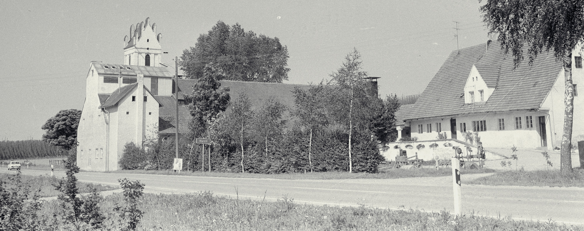 Das Gut Marzill mit der Kirche St. Wolfgang, um 1950.